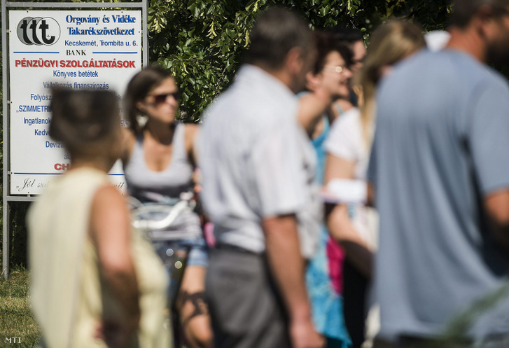 Ügyfelek várakoznak az Orgovány és Vidéke Takarékszövetkezet kecskeméti fiókja előtt 2014. július 7-én miután a Magyar Nemzeti Bank visszavonta a pénzintézet engedélyét