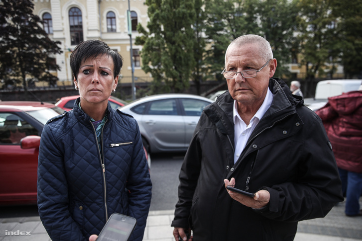 Kőszegi Ilona, Királyszentistván és Marton Béla, Balatonfüzfő polgármestere a tüntetésen