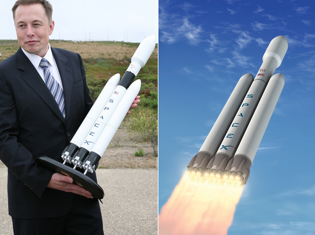 Elon Musk és a Falcon Heavy makettje