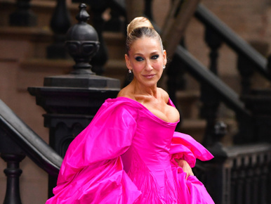 Sarah Jessica Parker értelmezhetetlen ruhában vonult, többször is majdnem elesett benne