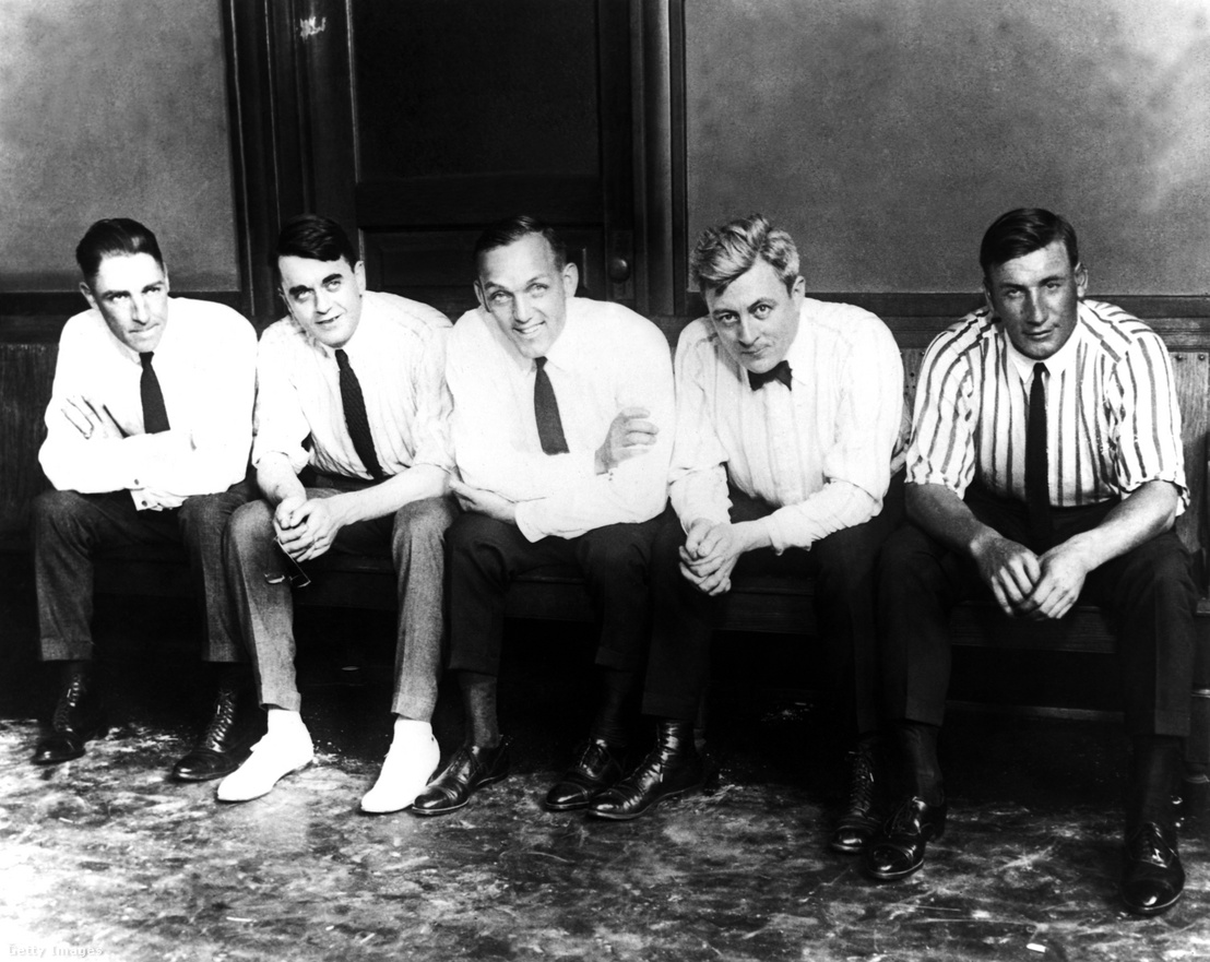 Charles Swede Risberg ügyvéd, Michael Ahern George, Buck Weaver, Thomas Nash és Oscar Happy Felsch, padon ülnek a bíróság előtt 1919-ben.