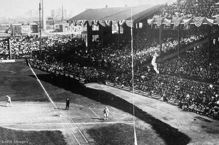 Játékosok a terepen a Chicago White Sox és a Cincinnati Reds között zajló meccsen.