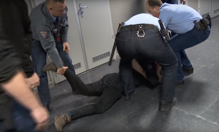 Varju Lászlót teperik le a földre az MTVA biztonsági őrei