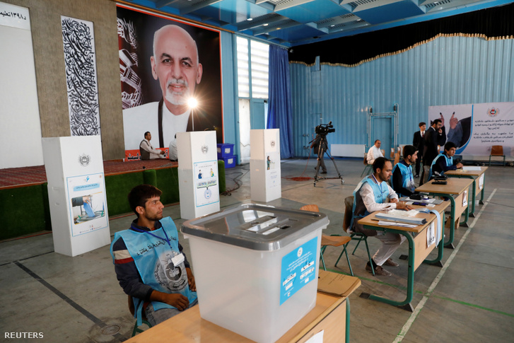 Kabuli szavazóhelyen várják Asraf Gáni államfőt, hogy leadja szavazatát az elnökválasztáson 2019. szeptember 28-án