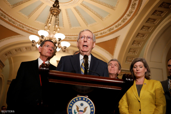 Mitch McConnell beszél a Kapitóliumban a szenátus heti sajtótájékoztatóján 2019. szeptember 24-én