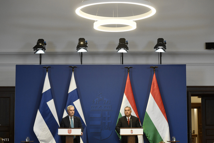 Orbán Viktor miniszterelnök (j) és Antti Rinne tárgyalásukat követően tartott sajtótájékoztatón a Karmelita kolostorban