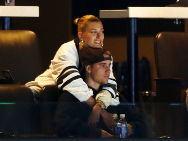 Justin Bieber 10 éves közös fotót posztolt a feleségével, az esküvőjükre pedig egy exét is meghívta