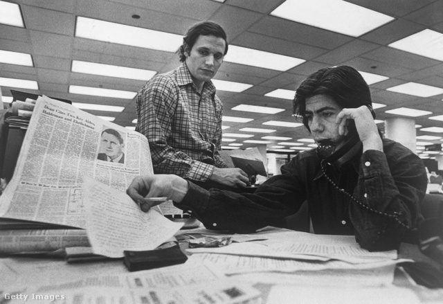 Bob Woodward és Carl Bernstein írják a Watergate-cikkeket