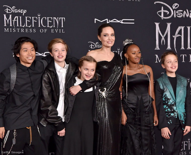 Angelina Jolie és gyerekei.