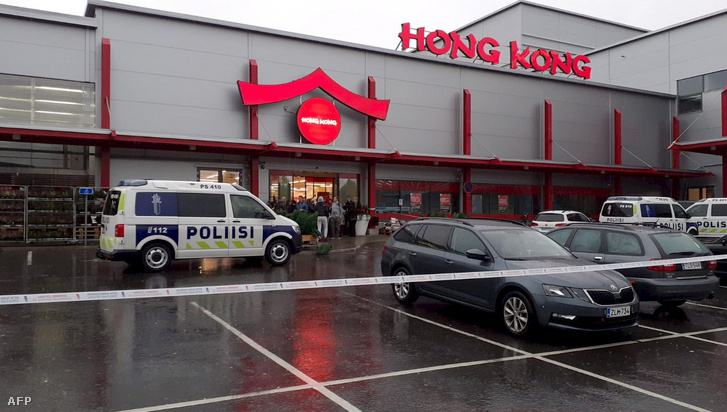 Rendőrautó a Hermanni bevásárlóközpont előtt a finnországi Koupióban 2019. október 1-én