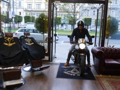 Berki Krisztián motorral hajtott be egy fodrászszalonba