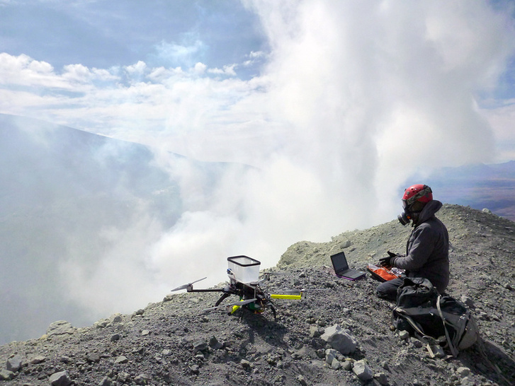 Egy a projektben részt vevő vulkanológus drónnal vesz mintát az észak-chilei Lascar-vulkán által kibocsátott gázokból