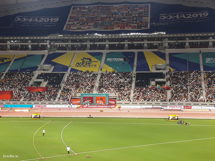 A 40 ezres stadiont ügyesen leszűkítették drapériákkal, hogy ne legyen tátongóan üres