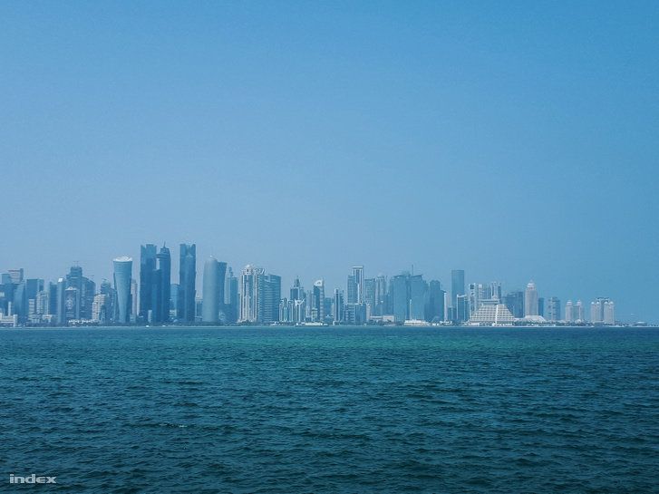 Doha látképét meghatározó üzleti negyed, felhőkarcolókkal