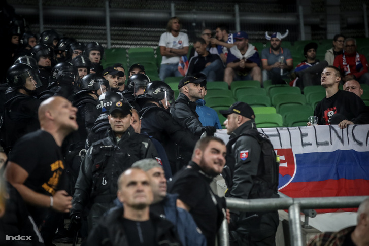 Szurkolók a Magyarország-Szlovákia labdarúgó mérkőzésen