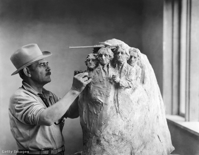 Gutzon Borglum szobrász ilyen makettek segítségével dolgozott