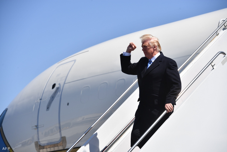 Trump egy szeles napon 2018. április 5-én White Sulphur Springs felé tart Nyugat-Virginiába, ahol kerekasztal-beszélgetést folytat az adóreformról.