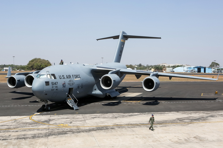 Bengaluru, India - 2019. február 21 .: Egy Boeing C-17 Globemaster katonai szállító repülőgép az Aero India Show-n.