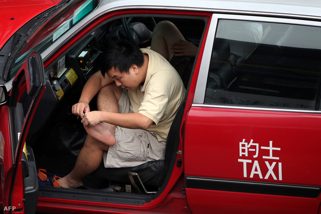 Higénikus taxis és piros taxi Hong Kongban