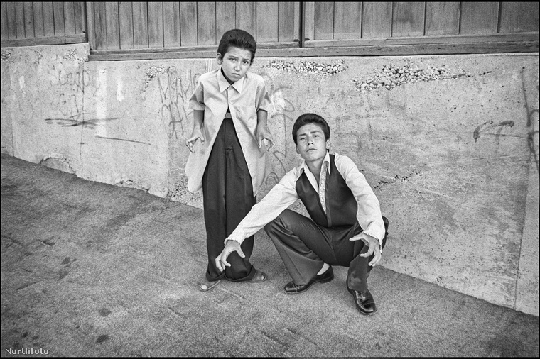 Ezen az 1982-es képen két gyerek látható, akik azokon az utcákon nőttek fel, ahol ezek a bandák garázdálkodtak.