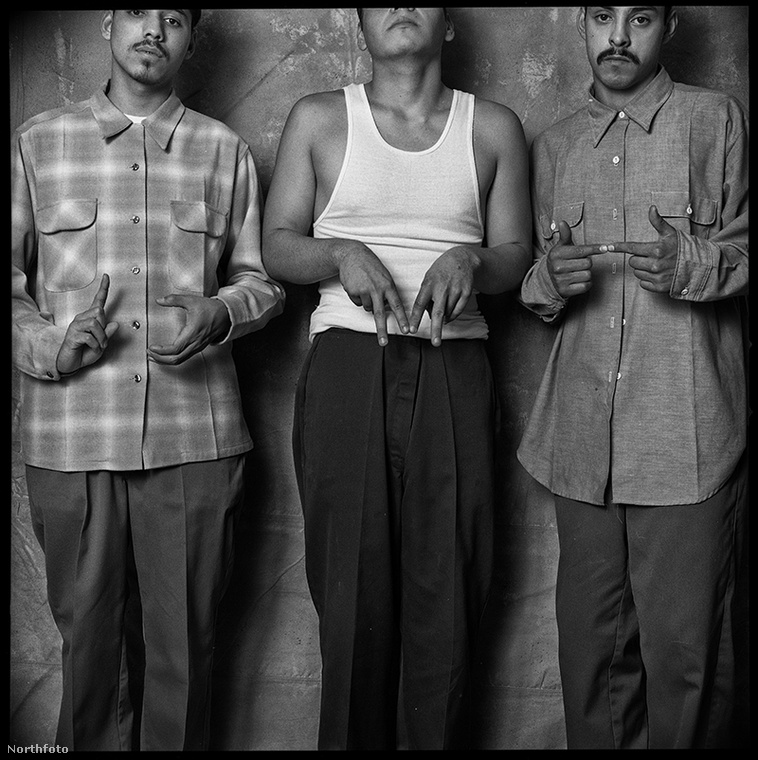 Ők az El Hoyo Maravilla nevű banda tagjai, és a kezükkel a csoport titkos jeleit mutatják