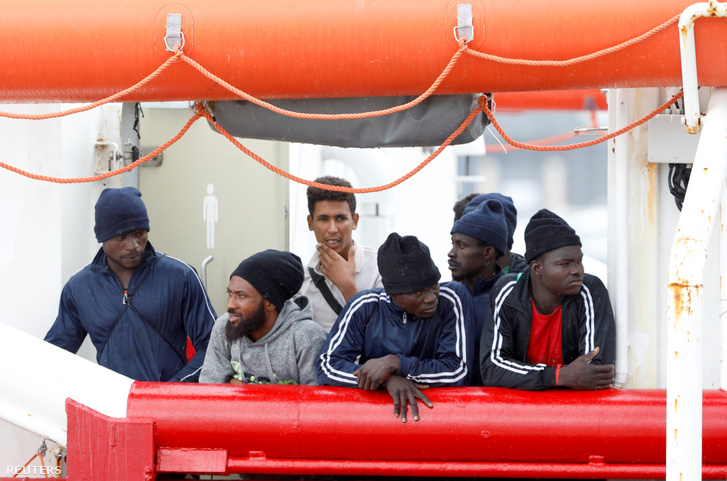 Illegális bevándorlók az Ocean Viking hajón a szicíliai Messina kikötőjében 2019. szeptember 24-én