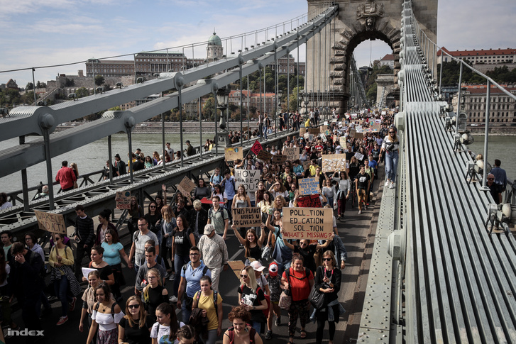 A harmadik globális klímasztrájkhoz kapcsolódó budapesti tüntetés résztvevői a Lánchídon 2019. szeptember 27-én.