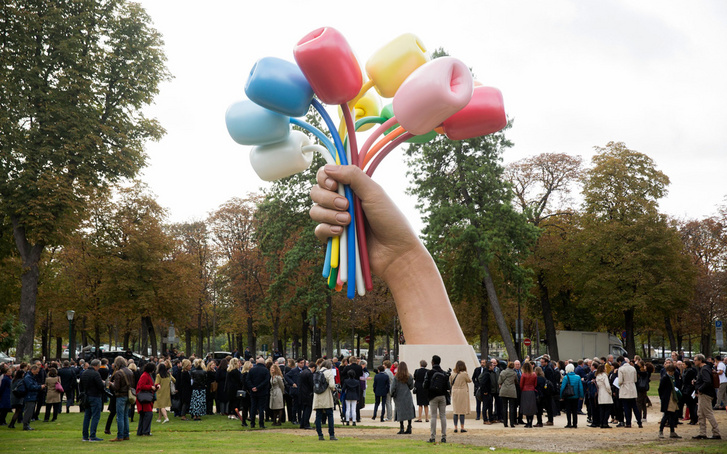 Jeff Koons Tulipáncsokor című csokrának átadása 2019. október 4-én Párizsban, a Petit-Palais parkjában.