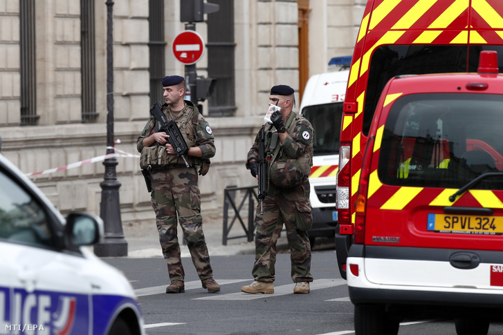 Őrködő katonák a párizsi rendőr-főkapitányságnál 2019. október 3-án, miután egy férfi késsel rendőrökre támadt az épületben.