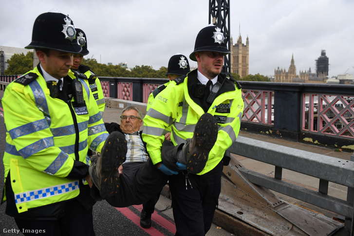 A rendõrség eltávolít egy tüntetõt a Lambeth Bridge-bõl 2019. október 7-én, Londonban