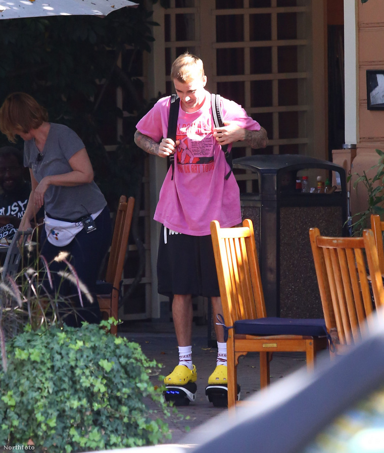 Justin Bieber, aki fent gengszterként említi saját magát, itt citromsárga Crocsot visel.