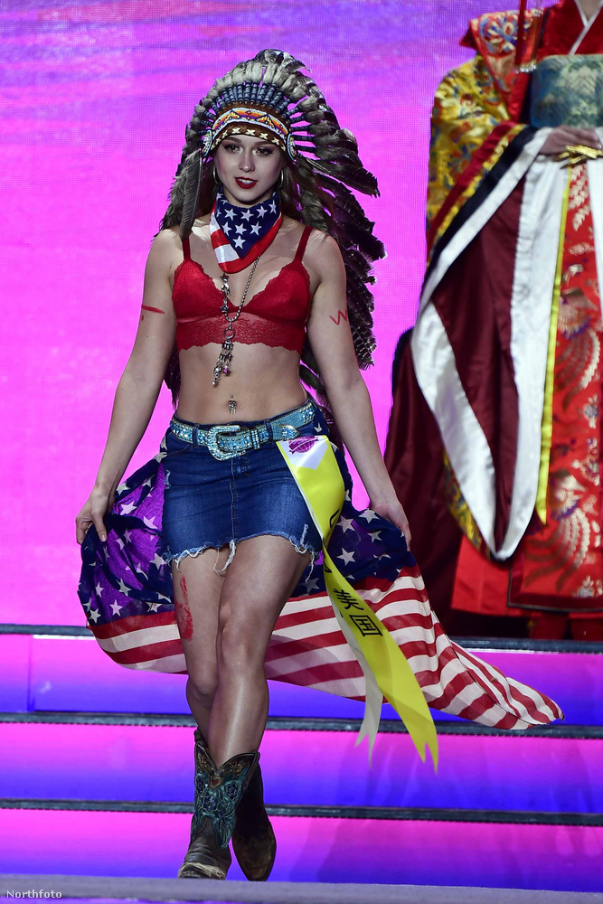 Így néz ki egy amerikai hölgy, aki büszke hazájára, amit ezzel a ruhával (is) próbál kifejezni
