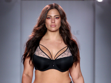 Az 5 hónapos terhes Ashley Graham megmutatta magát meztelenül