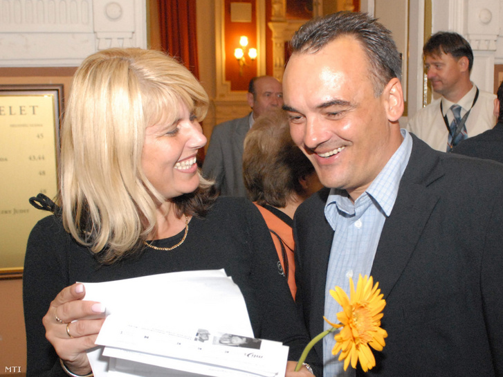 Borkai Zsolt, Győr Fidesz-KDNP-s újonnan megválasztott polgármestere és felesége a választás éjszakáján az eredményeket nézi 2006. október 2-án