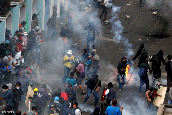 Lenin Moreno elnök elleni tüntetőket oszlatják könnygázzal Quitóban kedden