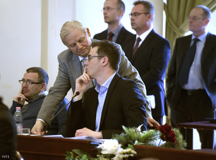 Tarlós István főpolgármester (b2) és Karácsony Gergely, Zugló polgármestere (b3) a Fővárosi Közgyűlés ülésén a Városháza dísztermében 2017. április 5-én
