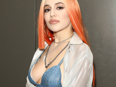 Ava Max melltartós szettjének csak Cheryl kulcslyuk-dekoltázsa jött a nyomába