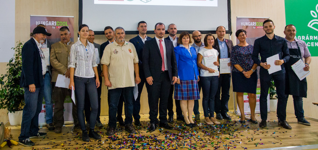 A SPAR termékinnovációs versenyének idei győztesei Heiszler Gabriella, a SPAR Magyarország ügyvezető igazgatója és Giczi Gergely, az AMC ügyvezető-helyettese társaságában