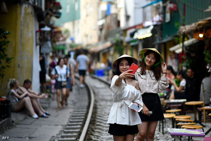 Hanoi városában a vágányokon szelfiző turisták