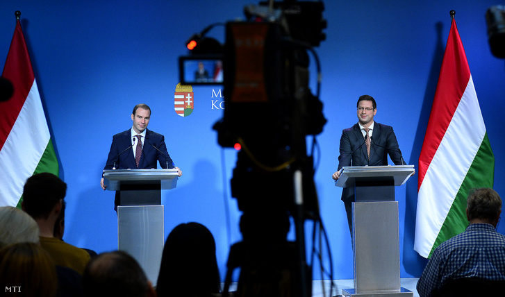 Miniszterelnökséget vezető miniszter (j) és Hollik István kormányszóvivő a Kormányinfó sajtótájékoztatón a Miniszterelnöki Kabinetiroda Garibaldi utcai sajtótermében 2019. október 10-én.