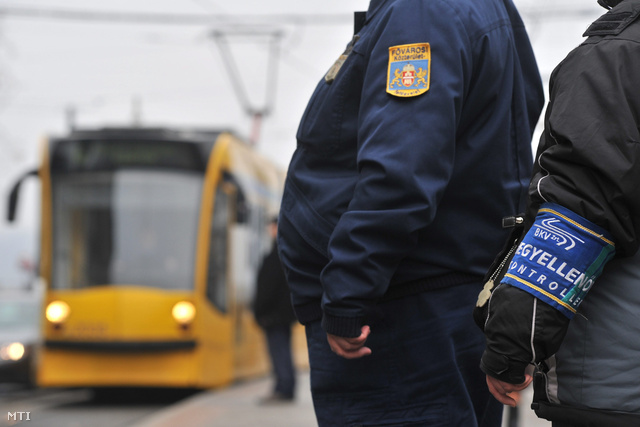 A BKV jegyellenőre és egy közterület-felügyelő a Jászai Mari téri villamosmegállóban várja a villamost. 2011. január 11-étől közterület-felügyelők is részt vesznek a jegyek és a bérletek ellenőrzésében egyes villamos- és buszvonalakon feladatuk a BKV ellenőreinek segítése.