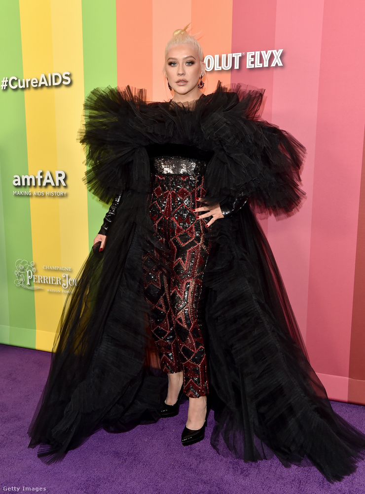 Christina Aguilera már most megelőlegezte a Halloween hangulatát ezzel a nagy fekete kabáttal.