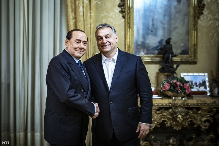 A Miniszterelnöki Sajtóiroda által közreadott képen Orbán Viktor miniszterelnök (j) és Silvio Berlusconi találkozója Rómában 2019. október 10-én.