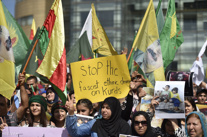 Libanonban élő kurdok tüntetnek a Béke Forrása fedőnevű hadművelet ellen az ENSZ bejrúti épületénél 2019. október 11-én.