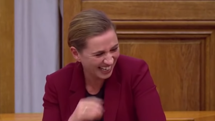 2019-10-11 15 46 29-Dőlt a nevetéstől a dán parlament - YouTube.
