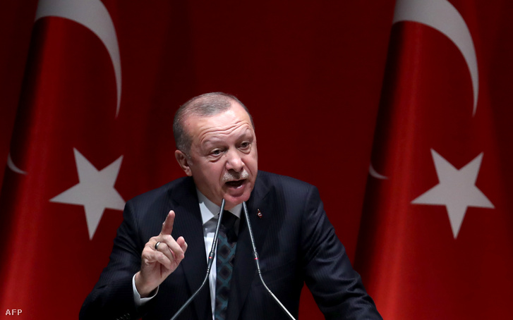 Recep Tayyip Erdogan beszél az AK párt vezetővel rendezett találkozóján Ankarában 2019. október 10-én