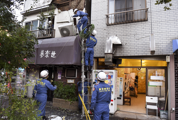 A tokiói tűzoltóság munkatársai segítenek kijavítani a tájfun utáni károkat