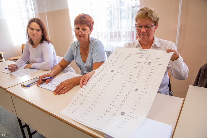 Szavazólap a kunágotai általános iskolában kialakított szavazókörben 2019. október 13-án. A településen - ahol 49 egyéni listás jelölt indul - szavaznak az ország legnagyobb 420x635 milliméteres szavazólapjával.