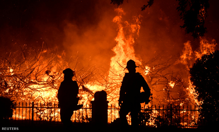 Kaliforniai tűzoltók a Saddle Ridge-i tűznél pénteken