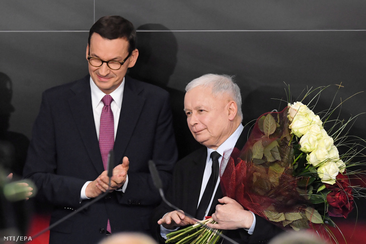 Jaroslaw Kaczynski a kormányzó Jog és Igazságosság párt (PiS) elnöke (j) és Mateusz Morawiecki miniszterelnök a párt eredményváróján a lengyel parlamenti választások után Varsóban 2019. október 13-án.